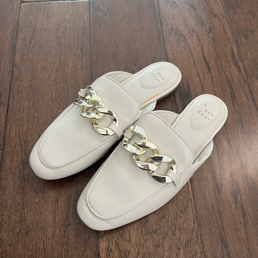 A New Day Kiki Mule Flats in Off-White Women’s Size 7 Gold Chain Detail